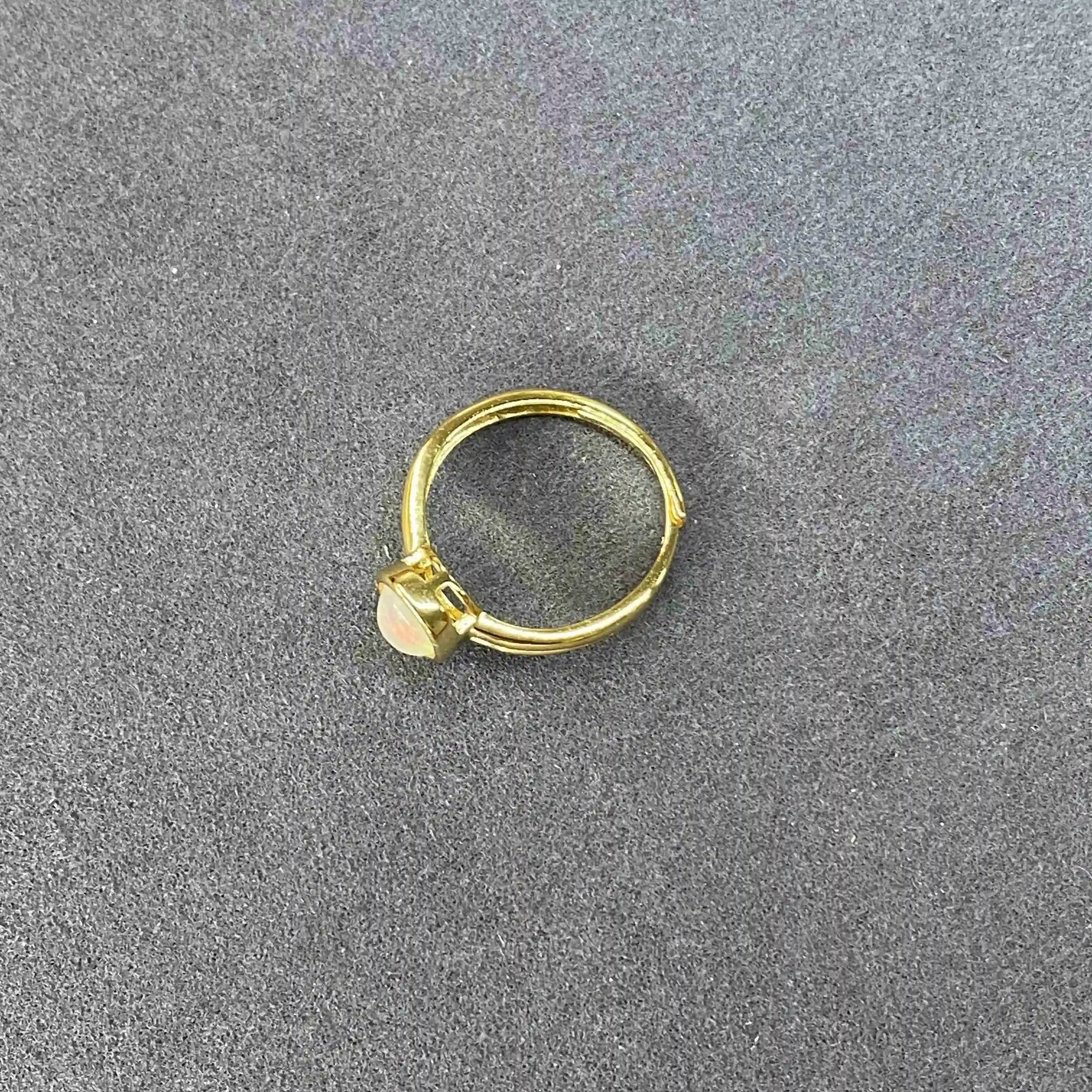 White Opal ring, 925 silver ,adjustable , "color-changing effect", exudes a low-key elegance