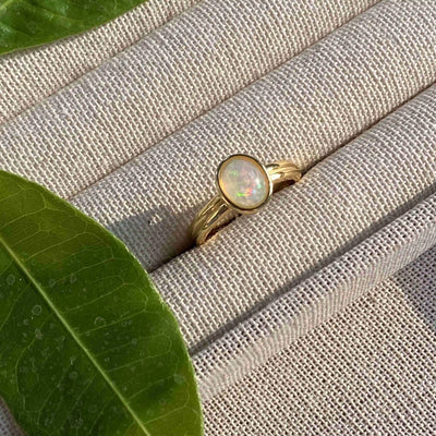 White Opal ring, 925 silver ,adjustable , "color-changing effect", exudes a low-key elegance