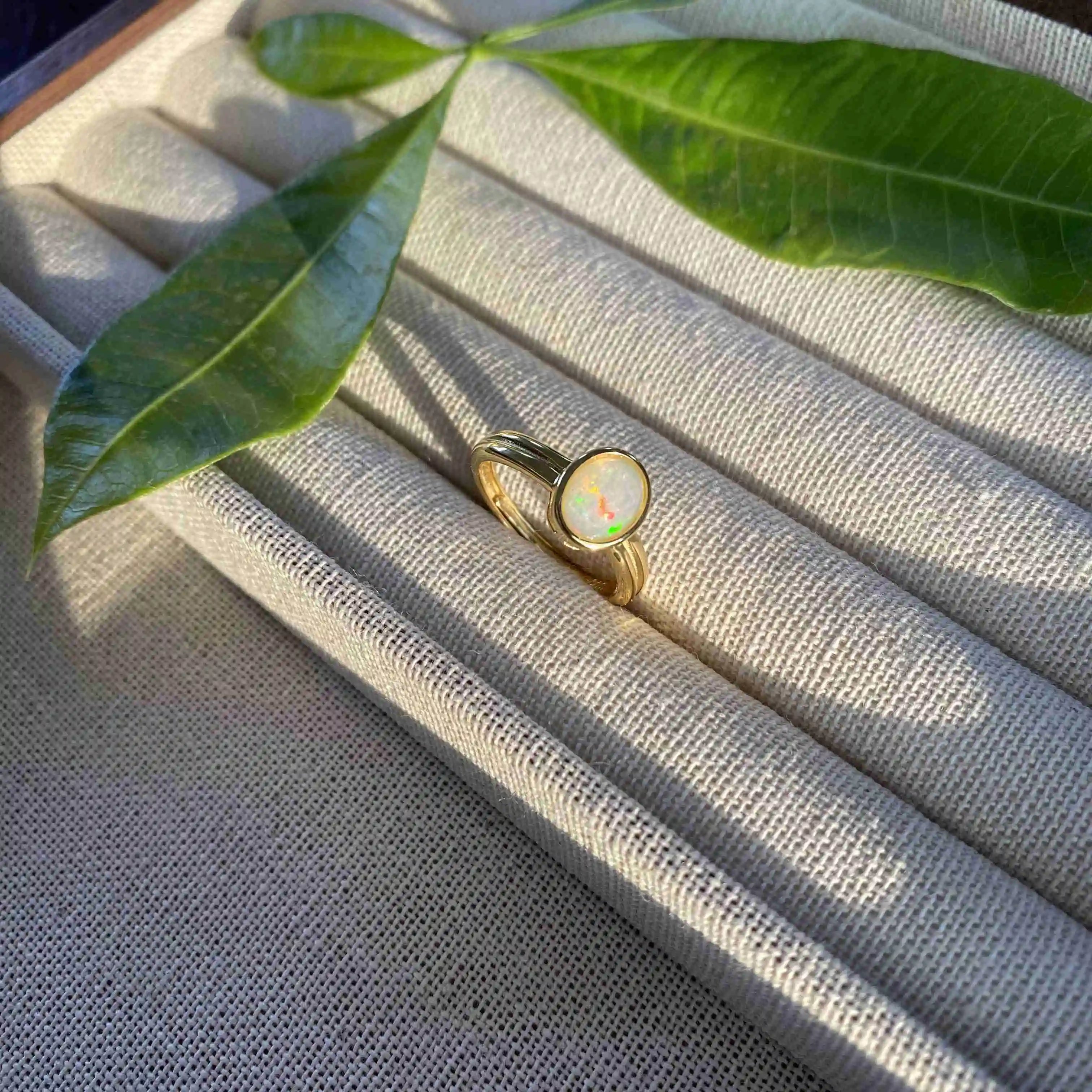 White Opal ring, 925 silver ,adjustable , "color-changing effect", exudes a low-key elegance